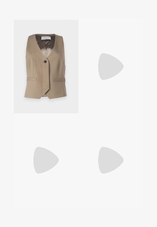 Brun ærmeløs vest lavet af tekstureret stof, med V-udskæring, enkelt knappe lukning og to frontlommer. Foret med et mønstret indre.; Sort kortærmet top lavet af glat materiale, med en peplum-design og en bælte i taljen med to runde, sølvfarvede knapper.; Sorte vide bukser med et mønster af cremefarvede blomster. Lavet af letvægtsstof, som har en glat tekstur og en høj talje.; Sort atletisk sko med en tekstureret mesh-overdel, der har en kobberfarvet mellemsål, polstret sål og snørebånd for sikker pasform.; Sort håndtaske med struktureret form, glat overflade og metalspænde. Sammen med brede sorte bukser og sandaler med åben tå på trægulv.