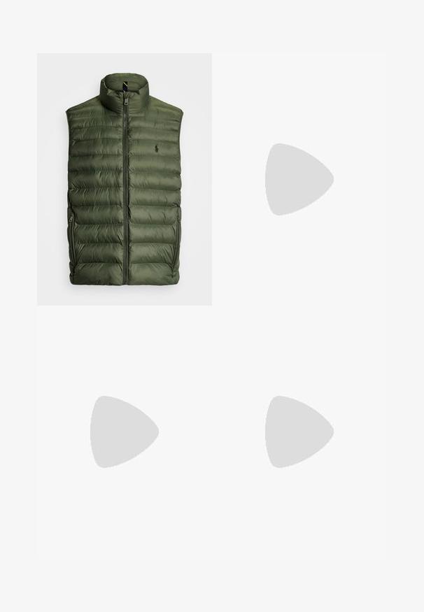 Polo Ralph Lauren THE COLDEN PACKABLE GILET - Veste - cruise olive; Tums zils polo krekls ar īsu apkakli, krūšu kabatu un izšuvumu. Izgatavots no mīkstas, teksturētas auduma.; Bežā krāsā auduma bikses ar taisnu kāju griezumu, pievienotām pogu aizdares un priekšējiem krokām papildu detaļām.; Baltas un gaiši bež sporta apavi, ar sieta augšdaļu, perforētiem detaļām un teksturētu vidusdaļu ar zīmolu uz papēža.