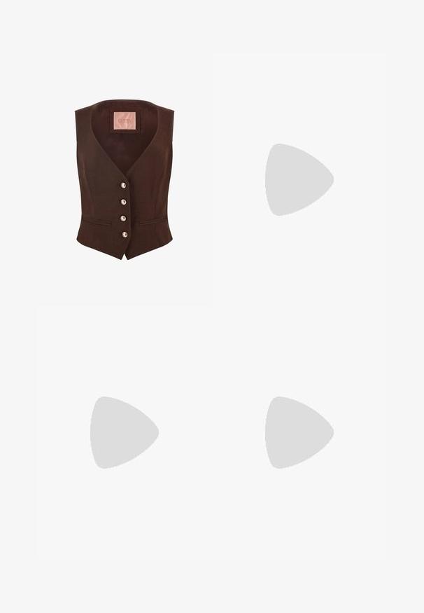 Bruine getailleerde vest met een V-hals, sluiting met vijf zilverkleurige knopen en twee voorzakken. Het label vermeldt "GUESS" in het roze aan de binnenkant.; Zwarte korte mouwen t-shirt van katoen. Heeft een witte grafische print met de tekst "KARL" en een gestileerde figuur op de borst. Ronde hals.; Zwarte joggingsbroek met een relaxed fit, elastische tailleband, verstelbaar trekkoord en verticale naden langs de benen. Zachte stoffen textuur.; Zwarte platform sneakers met een soepel leren bovenwerk, platte veters en geborduurd "Karl" logo aan de zijkant. Ronde neus en dikke zool.