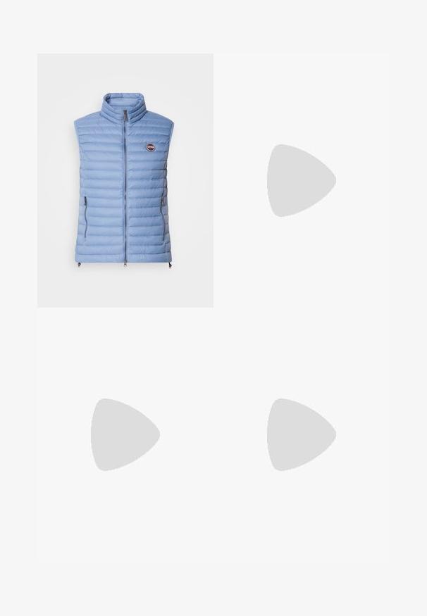 Ανοιχτό μπλε γιλέκο με πλούσια υφή, φαρδύ γιακά, φερμουάρ μπροστά και πλαϊνές τσέπες. Διαθέτει οριζόντια ραφή και λογότυπο.; Μαύρο πουλόβερ σταυρωτό λαιμό, φτιαγμένο από μαλακό υλικό, με μακριά μανίκια και εφαρμοστή γραμμή. Ριγωτή λεπτομέρεια στο τελείωμα και στους καρπούς. Απλός σχεδιασμός.; Ανοιχτό γκρι, ραμμένο παντελόνι από υφή ύφασμα, με μία τσέπη στο πίσω μέρος και καθαρή ραφή.; Μαύρο δερμάτινο παπούτσι με κορδόνια, με στρογγυλή μύτη, λεία υφή, ελάχιστη ραφή και χαμηλή καουτσούκ σόλα. Λογότυπο στη σόλα.