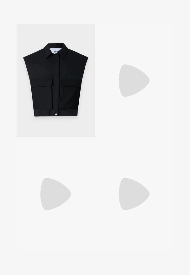 Schwarzes cropped Shirt mit strukturiertem Kragen, kurzen Ärmeln und zwei vorderen Taschen. Hergestellt aus einem glatten Stoff mit Knopfverschluss.; Filippa K TANK - Top - black; Filippa K Shorts - black; Stuart Weitzman NUDIST BLOCK 75 - Pumps - black