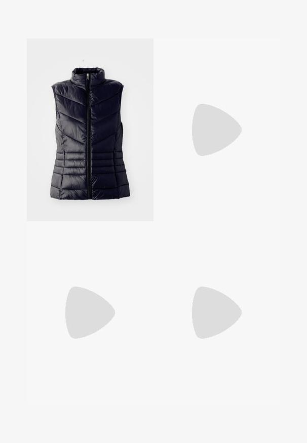 Marineblå polstret vest med høy krage, med chevronsøm, glidelås foran og uten ermer. Glatt, glansfull tekstur.; Hvit bomull t-skjorte med korte ermer og rund hals. Har en svart Adidas-logo på brystet og en kontrasterende svart indre krage.; Kremfargede joggebukser med en avslappet passform, som har mørkebrune sidestriper og en brodert logo på venstre lår.; Lys grønne sneakers med en tekstureret overflade, der har tre hvide striber, en cremefarvet gummisål og snørebåndsdesign. Bæret med lyse strømper.