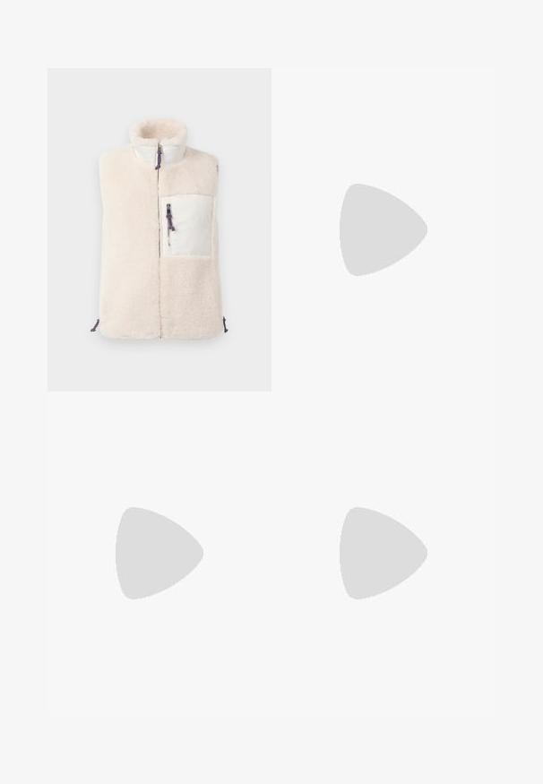 Krém színű, ujjatlan fleece mellény magas gallérral, elülső cipzárral és fehér cipzáras mellzsebbel, amely kék-piros húzózsinórral rendelkezik.; Fehér bordázott, rövid ujjú felső széles nyakkivágással. A textúrája függőleges csíkokkal rendelkezik, hangsúlyozva a szoros illeszkedést és az egyszerű dizájnt.; Beige len vászonnadrág laza fazonnal, plisszírozott elülső résszel és egyenes lábakkal. Jellemzője a derékpánt övhurkokkal és látható zsebek nélkül.; Beige színű sarkú szandál T-pántos dizájnnal, négyzet alakú orral, állítható bokapánttal és alacsony, tömbsarkú kivitelezéssel. Simává dolgozott bőr anyag.