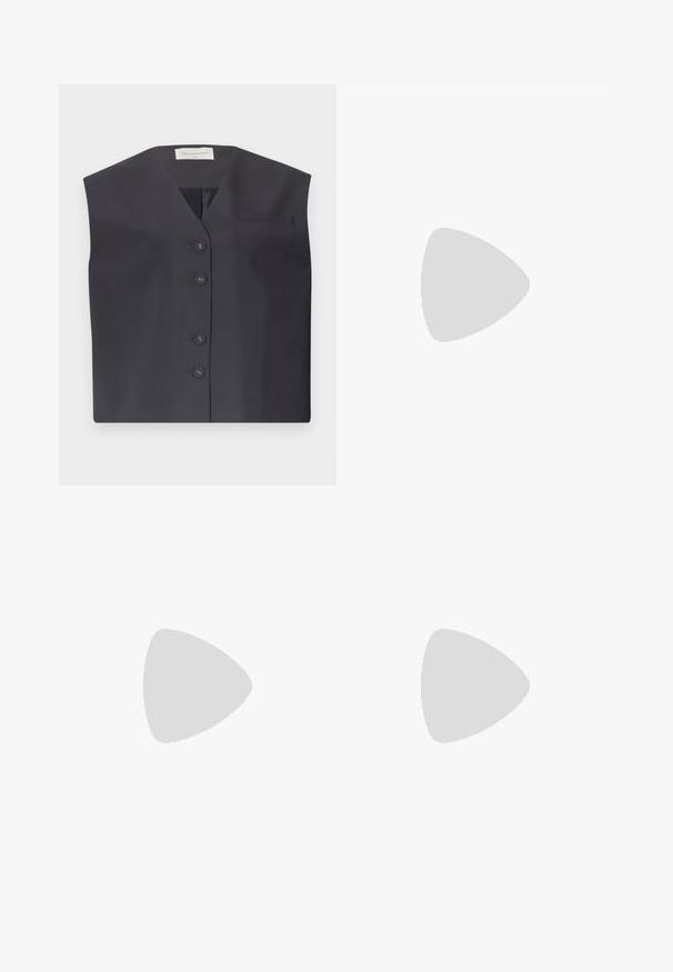 Dunkelblaues ärmelloses Vest mit V-Ausschnitt, fünf Knopfverschlüssen und einer kleinen Brusttasche links. Glatte Stoffoberfläche mit tailliertem Design.; Pailletten-Hemd in hellcreme. Verfügt über einen klassischen Kragen, lange Ärmel und glänzende Paillettenverzierungen für einen strukturierten Look.; Noisy May NMJANNEL LOOSE - Jeans Relaxed Fit - black denim; Schwarze Lederschuhe mit abgerundetem Zeh, dicker Blockabsatz und elastischen seitlichen Akzenten, kombiniert mit dunklen Strumpfhosen und einem schwarzen Rock mit Schlitz.; Silberne Creolen mit minimalistischem Design. Rundform, glatte Oberfläche und dünnes Profil. Leichtgewichtig mit hochglänzender Oberfläche.