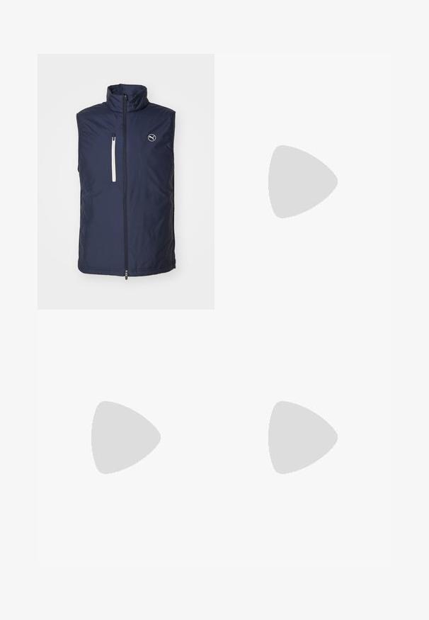 Colete acolchoado azul marinho com colarinho alto, fecho frontal por zíper e bolso lateral com zíper. Apresenta um pequeno logótipo na área do peito esquerdo.; Camisola atlética de mangas curtas brancas, feita de um tecido suave. Apresenta um decote redondo e um logótipo cinza no lado esquerdo do peito, com aberturas laterais na barra.; Calças de desporto negras com uma textura suave, corte justo, cintura elástica e bolsos laterais. Apresenta um pequeno logótipo na coxa esquerda.; Sapatilha desportiva preta com parte superior texturizada, colarinho tipo meia, atacadores cinzentos e entressola branca com um design padrão e sola de borracha.