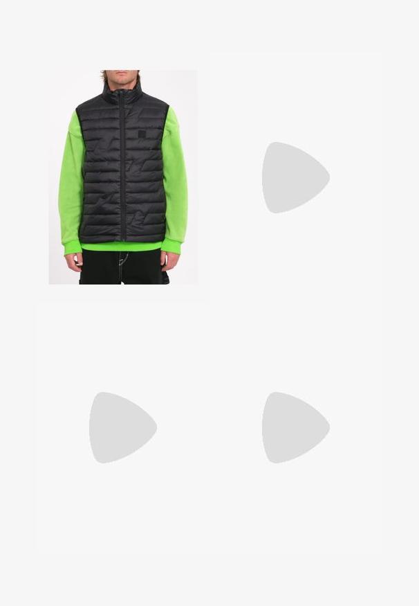 Schwarze gepolsterte Weste mit hohem Kragen, die geometrische Steppdetails aufweist, getragen über einem leuchtend grünen Langarmshirt.; Schwarzes T-Shirt mit kurzen Ärmeln und weißen drei Streifen an den Schultern sowie einem kleinen weißen Logo auf der Brust. Glatte Stofftextur.; Schwarze Sporthose mit elastischem Bund, geradem Bein, seitlichen Taschen und Reißverschlussabschlüssen, aus einem glatten, leichten Stoff gefertigt.; Schwarzer Sportschuh mit weißen Streifen, Obermaterial aus Mesh, runde Zehenform und gepolstertem Sohlenteil. Verfügt über eine strukturierte Ferse und ein sicheres Schnürsystem.
