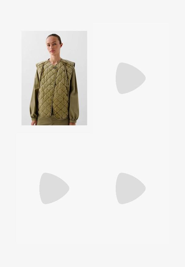 Quiltad olivgrön väst med rund halsringning, två framskjutna knappar och breda axelremmar. Slät textur och diamantmönster genom hela västen.; Vit bomulls t-shirt med korta ärmar, rund hals och en liten svart logotyp på bröstet. Slät textur och avslappnad passform.; Vita högmidjade jeans med vida ben, tillverkade av denim; har fem fickor, kopparnitar och dragkedjeöppning.; Vit och grå atletisk sneaker med svart "N"-logotyp, mesh-övre, dämpad sula och snörningsdesign, visad på en enfärgad ljusgrå bakgrund.