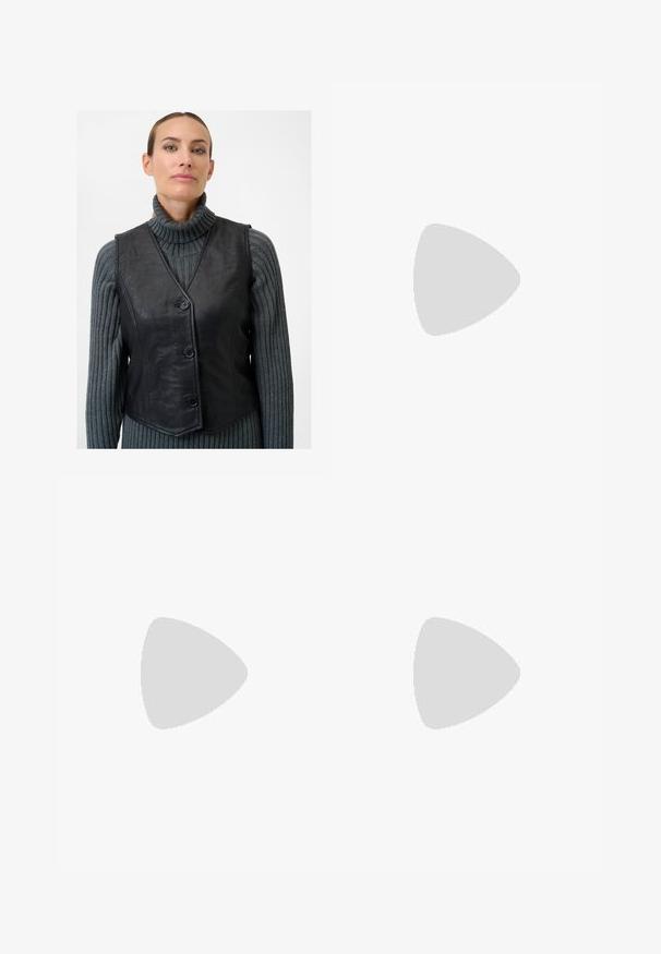 Svart läderväst med en figurnära design, med V-ringning, tre knappar och en mjuk textur, bärs över en grå ribbad polo.; Vit skräddarsydd topp i ribbat tyg med korta ärmar och rynkade detaljer på sidorna för textur och form.; Svarta vida byxor med hög midja, knäppdetaljer i midjan och framfickor.; Svart läderpump med spetsig tå och en låg klack. Har en ankelsnodd med en guldtonad spänne. Slät textur.