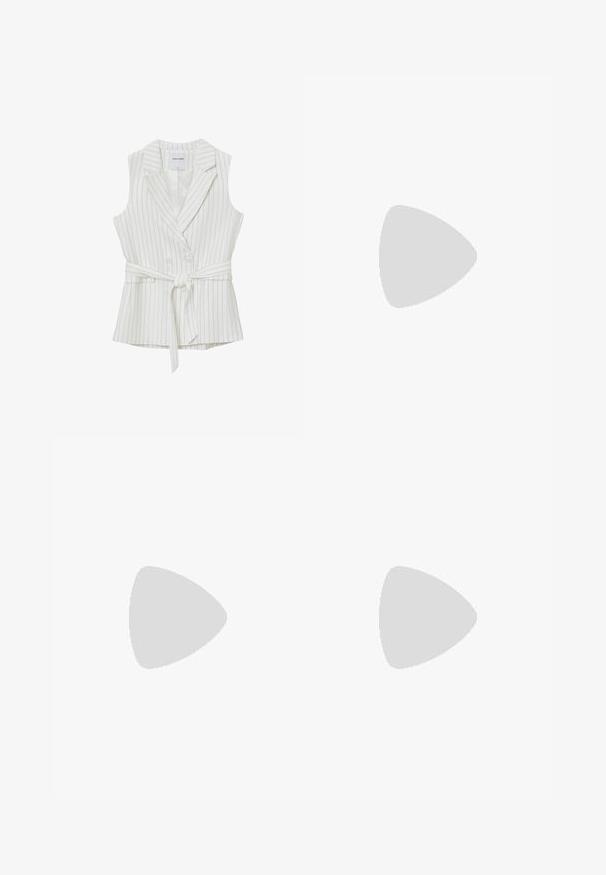 Weißer ärmelloser Blazer mit vertikalen grauen Streifen, taillierter Passform, doppelter Knopfleiste und passendem Knoten-Gürtel. Glatte Stoffstruktur.; Weißes Kurzarmoberteil mit Rundhalsausschnitt. Verfügt über geraffte Textur an den Seiten und eine figurbetonte Silhouette, gefertigt aus weichem, dehnbarem Material.; Schwarze weit geschnittene Jeans mit hoher Taille, ausgestattet mit Vorder- und Hintertaschen, gesteppten Nähten und einem Knopfverschluss. Glatte Textur.; Bershka High Heel Sandalette - black