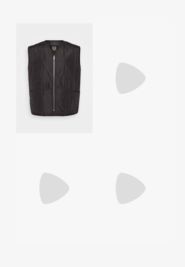 Svart vadderat väst med dragkedja fram, två ytterfickor och rund halsringning. Tillverkad av mjukt, lätt material.; Svart långärmad t-shirt i bomull, med rund halsringning och en liten grön broderad krokodil-logotyp på vänster bröst.; Mörkblå byxor i slätt tyg, med rak bendesign, bälteshällor och knappstängning med dragkedja.; Lacoste-sneakers i mörkgrått med nät och syntetmaterial, med en strukturerad sula och bruna detaljer på kragen och varumärket.