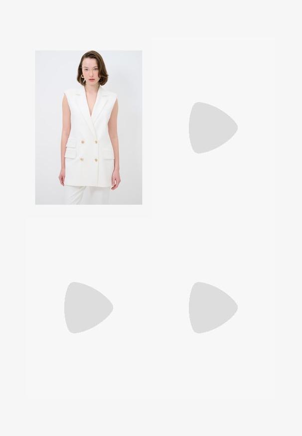 Witte op maat gemaakte vest met een diepe V-hals, dubbele knoopsluiting, gouden knoopaccenten en zijzakken; gladde stof, mouwloos ontwerp.; Witte lange mouwen top van ribstof, met een ronde halslijn en een knopenfront met zes doorzichtige knopen.; Zwarte, vloerlange satijnen rok met een gladde textuur, een aansluitende tailleband en een A-lijn silhouet, zonder zichtbare versieringen of patronen.; Bruine suède sneakers met witte accenten en veters. Rubberen gumzool. Draag met witte sokken met zwarte strepen. Groene gestructureerde vloer.; Zwarte oversized zonnebril met ovale lenzen, een glad plastic montuur en gouden accenten op de pootjes. Donkere lenzen bieden bescherming tegen de zon.