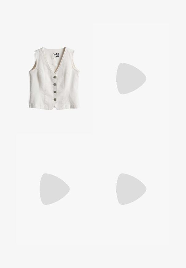 Weißer Jeansweste mit V-Ausschnitt, fünf silbernen Knöpfen auf der Vorderseite und offenen Armausschnitten. Sauberes Design und subtile Nähdetails.; Zwei ärmellose, gerippte Rollkragenoberteile in Schwarz und Weiß, mit einer figurbetonten Passform und glatter Textur sowie einer cropped Länge.; Schwarze weite Hosen aus leichtem Stoff, mit einem Knopfverschluss vorne und flachem Bund, mit sorgfältig genähten Säumen.; Sportschuhe mit einem Obermaterial aus weißem Leder, grauer Wildleder-Zehenkappe und drei schwarzen Streifen. Sie verfügen über ein blaues Logo auf der Zunge und eine strukturierte Gummisohle.