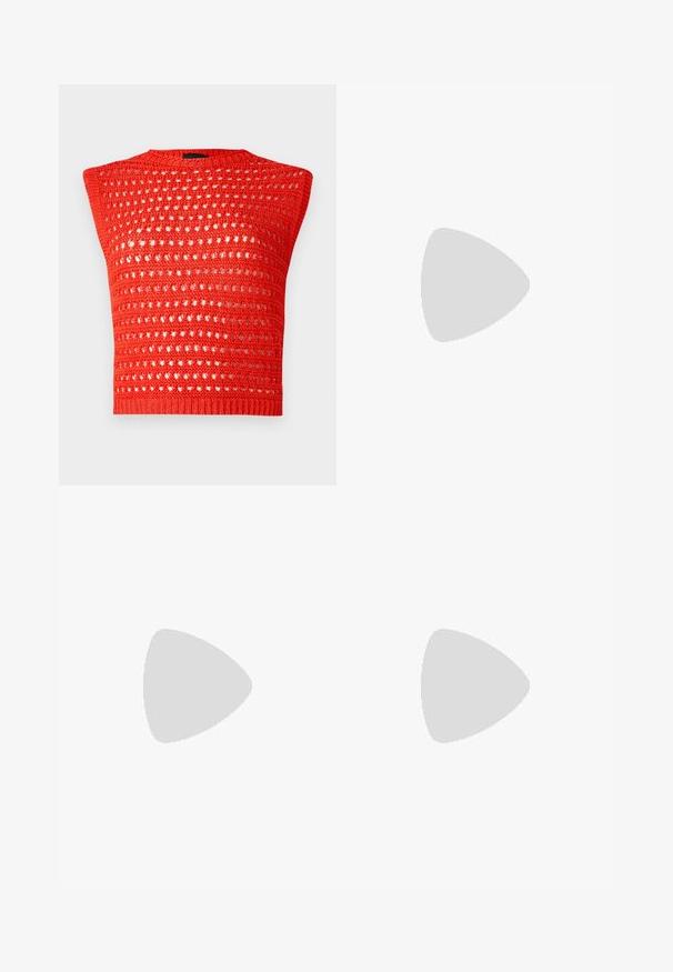 Rotes, gestricktes ärmelloses Top mit einem strukturierten, offenen Webdesign, rundem Halsausschnitt und einem engen Rippenbund.; Weißes Langarmhemd mit Kragen aus Baumwolle. Verfügt über eine durchgehende Knopfleiste und eine Brusttasche. Glatte Textur, lockere Passform.; Hellblaue Denim-Jeans haben eine lockere Passform, große Taschen und kontrastierende Nähte. Der Stoff hat eine ausgeblichene Optik mit einer glatten Textur.; Schwarze Leder-Mules mit spitzem Zehenbereich und niedrigem Blockabsatz. Glatte Textur mit elegantem Design. Offene Rückseite mit minimaler Gestaltung.; Schwarze Leder-Tote-Tasche mit einem quadratischen Griff, ausgestattet mit einer strukturierten Oberfläche und geprägtem Logo. Inklusive abnehmbarem Tragegurt.