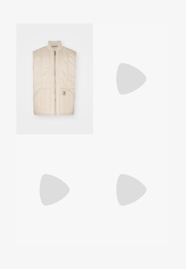 Vest fără mâneci, de culoare bej deschis, cu fermoar frontal, buzunare laterale și textură matlasată. Prezintă un logo mic, în formă de pătrat, pe buzunarul din stânga.; Tricou alb din bumbac, cu mâneci scurte și guler rotund. Prezintă un logo negru "Carhartt" imprimat pe partea superioară stângă a pieptului.; Pantaloni bej, ușori, cu talie elastică și șnur. Prezintă pliseuri și o croială lejeră, realizată dintr-un material moale și neted.; Pantofi sport albi cu suprapuneri texturate, talpă masivă și accente gri. Purtați cu șosete albe până la glezne și pantaloni scurți verzi pe o suprafață albastră.