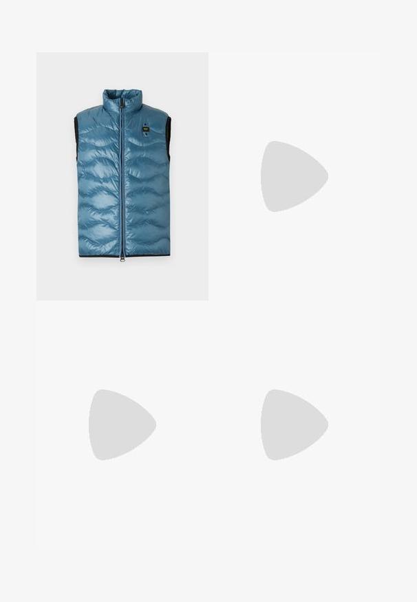 Lys blå puffy vest med ståkrage, glidelås foran og svarte detaljer; har en quiltet tekstur og en liten merkeblatt.; Svart bomull t-skjorte med korte ermer, rund hals og en liten grønn logo på venstre brystlomme. Enkelt design, normal passform.; Sorte skreddersydde bukser med rette ben, laget av glatt stoff. Funksjoner inkluderer flat front og middels høy livlinje.; Hvit og lysebeige treningssko, med en mesh-overdel, perforerte detaljer og en teksturert mellomsåle med merkevare på hælen.