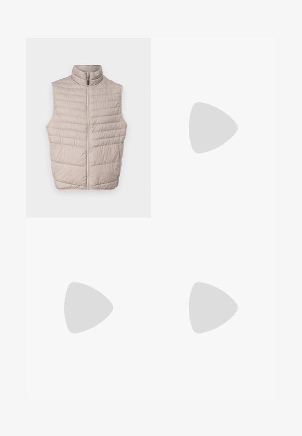 Chaleco sin mangas acolchado en color beige, con un alto cuello y cremallera de longitud completa. Presenta costuras horizontales y una textura de tejido suave.; Camiseta blanca de algodón con mangas cortas, cuello redondo, corte relajado y sin logotipos ni patrones visibles. Textura suave y diseño minimalista.; Jeans de mezclilla de color azul oscuro con un diseño de pierna recta, que cuentan con un estilo clásico de cinco bolsillos y un cierre de botón de metal visible en la cintura.; Zapatillas deportivas con parte superior de piel blanca, puntera de ante gris y tres rayas negras. Presentan un logo azul en la lengüeta y una suela de goma texturizada.