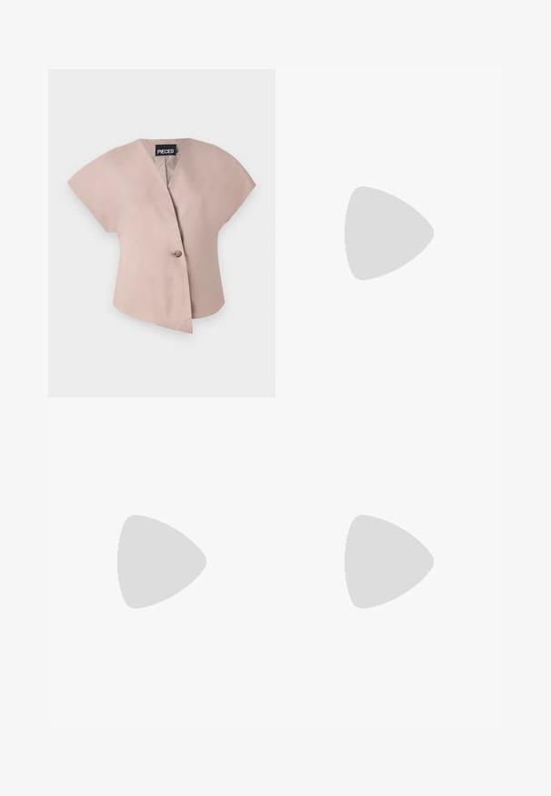 Světle růžová blůza s krátkým rukávem a výstřihem do V, se zapínáním na jeden knoflík. Vyrobena z hladkého materiálu, s asymetrickým designem.; Dve bezrukávové rebrované roláky v čiernej a bielej farbe, pričom majú priliehavý strih a hladkú textúru, s krátkou dĺžkou.; Čierne široké nohavice z ľahkého materiálu, s predným zapínaním na gombík a plochým predným dielom, s pekne ušitými lemami.; Športové topánky s bielym koženým zvrškom, šedou semišovou špičkou a tromi čiernymi pruhmi. Obsahujú modré logo na jazyku a štruktúrovanú gumovú podrážku.