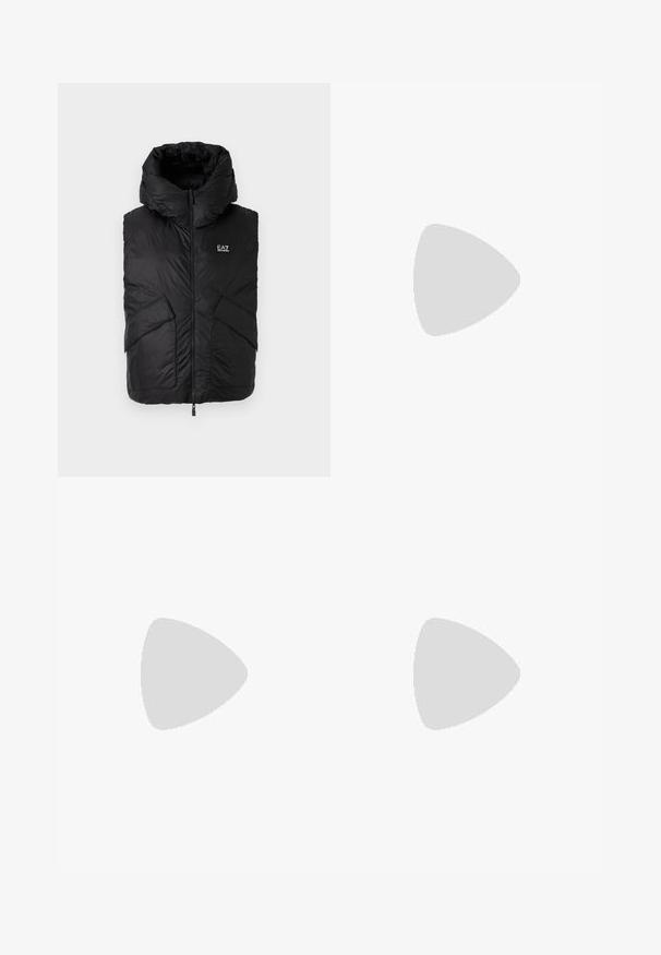 EA7 Emporio Armani REVERSIBLE  - Vesta - black; Biela bavlnená tričko s okrúhlym výstrihom a krátkymi rukávmi, na prednej strane s potlačou zlatého loga EA7 Emporio Armani.; Čierne športové šortky vyrobené z jemného materiálu, s elastickým pásom a malým žltým logom EA7 na dolnej ľavej nohe.; Biele a čierne tenisky s hladkým koženým zvrškom, štruktúrovanými akcentmi a masívnou bielou podrážkou. Obsahujú klasický dizajn so šnurovaním.