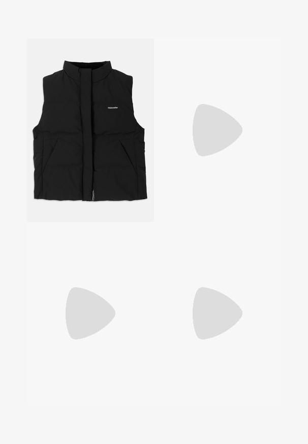 Zwarte gewatteerde vest met hoge kraag, vooraan met rits, twee zijzakken en een subtiel logo op de borst. Gladde textuur, warm ontwerp.; Lichtblauw, kort mouwend, gebreid topje met verticale ribbelstructuur en een ronde halslijn. De stof vertoont subtiele details met een fitted zoom.; Zwarte broek gemaakt van gladde stof met een hoge taille, wijde benen, voorplooien en klassieke ceintuurlussen. Geen zijzakken zichtbaar.; Zwarte leren balletschoenen met een spitse neus, voorzien van een band met een ronde metalen gesp en een platte zool.