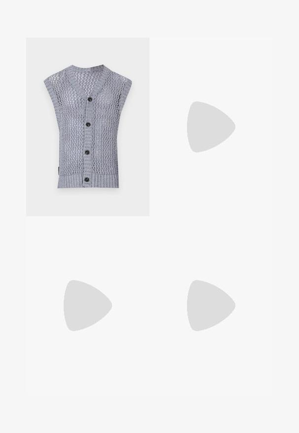 Lys grå strikket ermeløs vest med v-hals, som har et teksturert mønster, ribbet bunn og fem mørke knapper.; Svart oversized t-skjorte med kort erm og rund hals, med synlig Filippa K-merkelapp inne i kragen.; Sorte plissert bukser med en rett, bred benform. Laget av glatt stoff, med knappelukking og beltehemper.; Sorte semskede sneakers med hvit gummisåle, med tonale sømmer og snøring. Glatt tekstur med en moderne, strømlinjeformet form.