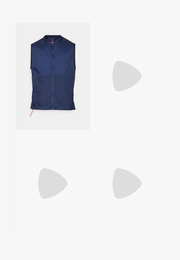 Navy mouwloze vest gemaakt van lichtgewicht stof, met een hoge kraag, een volledige ritssluiting aan de voorkant en rode koordaccenten aan de zoom.; Sportieve longsleeve shirt in marineblauw, gemaakt van een gladde stof. Heeft een ronde halslijn en een klein wit logo op de borst.; Blauwe sportshorts van een gestructureerde stof, met een elastische tailleband met een zwarte accent en een logo op het rechteronderbeen.; Zwarte sportieve schoen met blauwe accenten, met een geperforeerde bovenkant, textuurzool en logodetail. Ronde neus en gevoerde hak.