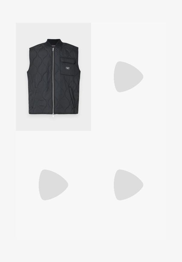 Μαύρο καπιτονέ γιλέκο με ψηλό γιακά, φερμουάρ μπροστά και μία τσέπη στο στήθος. Διαθέτει κυματιστό σχέδιο και εμπορική λεπτομέρεια στην τσέπη.; Λευκό κοντομάνικο μπλουζάκι φτιαγμένο από βαμβάκι με στρογγυλή λαιμόκοψη. Διαθέτει υποτυπώδη ανάγλυφο λογότυπο μπροστά και κόκκινη ετικέτα στο στρίφωμα.; Ανοιχτό μπλε τζιν παντελόνι με χαλαρή γραμμή, μέση μέσου ύψους και ευθείες γραμμές. Περιλαμβάνει πέντε τσέπες, θηλιές ζώνης και κούμπωμα με κουμπί.; Λευκά slip-on παπούτσια με υφή, παχύ πάτο και μινιμαλιστικό σχέδιο. Φέρει το λογότυπο της μάρκας στο πλάι.