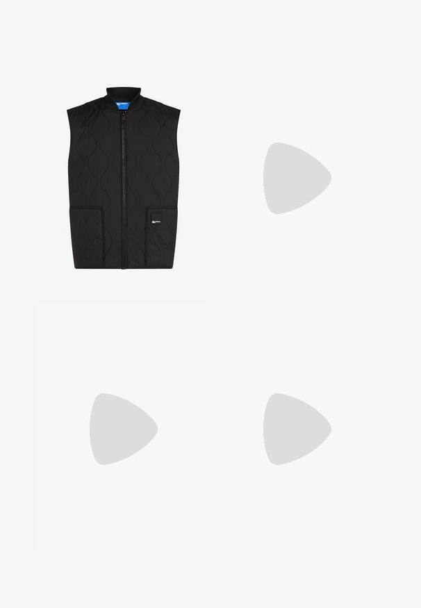 Črna prešita brezrokavnik z zadrgo spredaj, ki ima okroglo ovratnik, dve sprednji žepi ter logotip na spodnji desni strani.; BOSS TEE - Navadna majica - open white; Bež cottone hlače s ravnim krojem, ki imajo gumbasto zapiranje in nabore spredaj za dodatne detajle.; Bela tenisa s gladkim usnjem, okroglo konico in ravnim podplatom. Črn poudarek na peti, s toniranim vezalkami in minimalnim označevanjem.