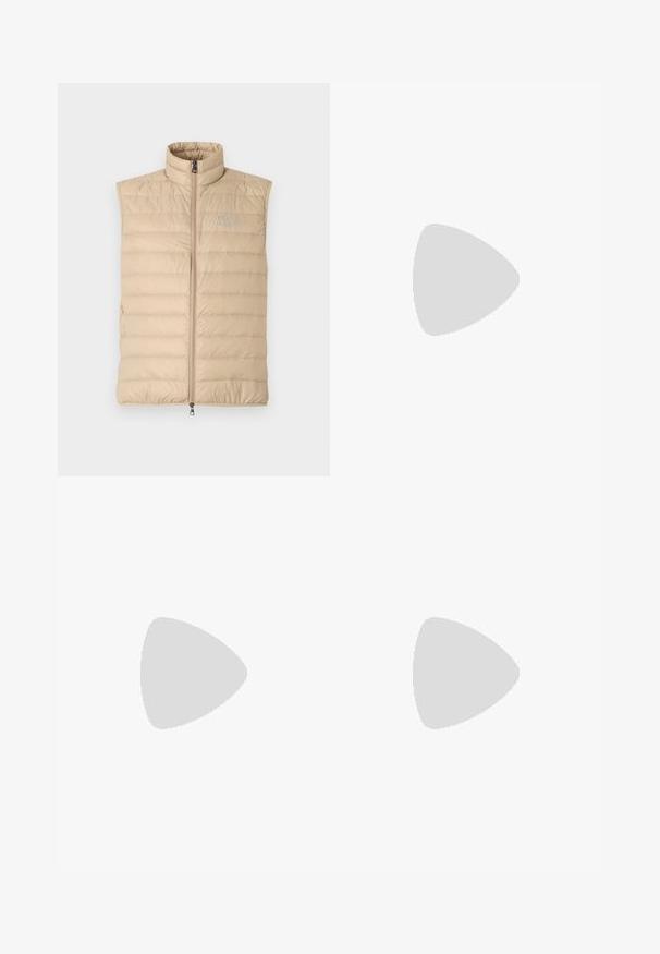 Beige dunjakke med høy krage, frontglidelås og horisontal quiltedesign; har en subtil logo på brystet og sidelommer.; Hvit bomulls t-skjorte med rund hals og korte ermer, med en gullfarget EA7 Emporio Armani-logo trykket på fronten.; Sorte treningsshorts laget av mykt stoff, med elastisk midje og en liten gul EA7-logo nederst på venstre ben.; Hvite lærersneakers med en jevn overflate, rund tå, flate lisser og en teksturert såle. Har en subtil logo på hælen.