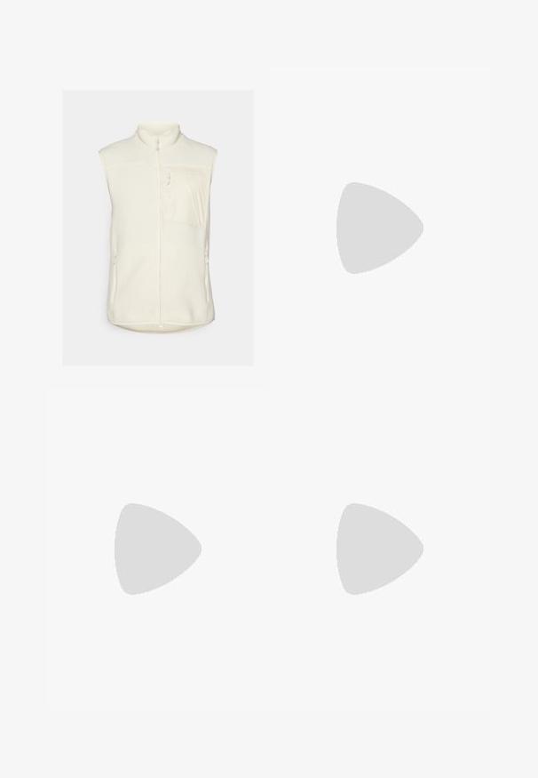 Švelnus liemenė, nežymiai balta, su aukštu apykakle, priekiniais užtrauktukais ir viena krūtine kišenė. Dvi šoninės kišenės su užtrauktukais užbaigia dizainą.; Juodas marškinėliai, pagaminti iš lygaus audinio, su apvalia kaklo iškirpte ir trumpomis rankovėmis. Subtilus prekės ženklas juodai atspausdintas ant krūtinės.; Juodos tiesios kojų džinsinės kelnės su penkiomis kišenėmis, mygtuko užsegimu ir diržo kilpomis, išdėstytos plokščiai ant balto fono.; Juodi suede sportbačiai su baltais akcentais, turintys žemą fasoną, užrišamus raištelius ir storą baltą guminiu padais. Prekės ženklo logotipas ant kulno.