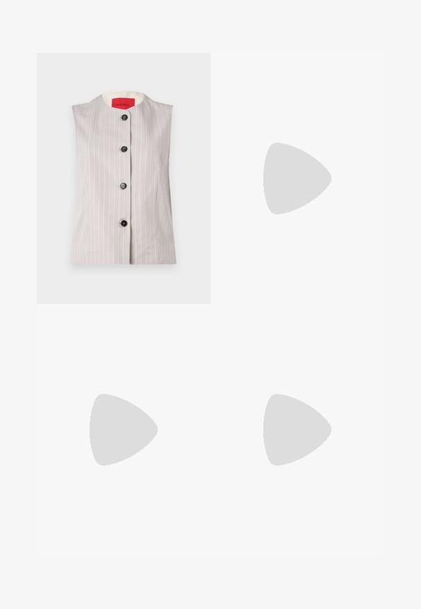 Gilet sans manches gris avec des rayures blanches, encolure ronde et cinq boutons noirs à l'avant ; présente une doublure intérieure crème.; T-shirt en coton blanc à manches courtes, col rond et coupe décontractée. Étiquette visible au niveau du col, texture lisse. Design simple, sans motifs.; Jean en denim blanc avec une coupe droite, un design à cinq poches et des accents en métal sur la ceinture et les poches.; Sandale à talon bloc en cuir blanc avec une bride de cheville à boucle et un design minimaliste. Bout ouvert et textures lisses sur l'ensemble.