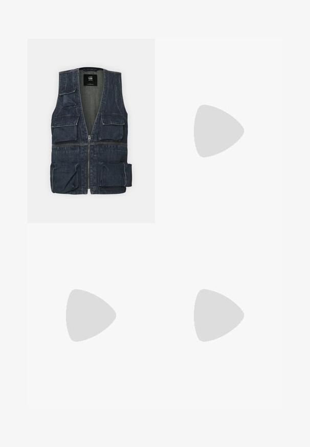 Denimvest med flere frontlommer, lynlås lukning og V-halsdesign. Farven er mørkeblå med en let tekstur.; Sort T-shirt lavet af glat stof med rund halsudskæring, der har tre grønne striber på skuldrene og et lille grønt logo på brystet.; Sorte træningsbukser med elastisk talje, der har hvide sidestænger og et lille logo. Materialet ser blødt og let ud.; Sort suedet sneaker med gule accenter, der har tre striber og en brun gummisål. Inkluderer en polstret tunge for komfort.