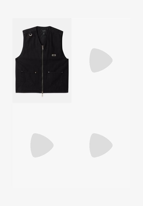 Vesta neagră fără mâneci, din denim, cu fermoar frontal, două buzunare frontale și accente metalice. Are un eticheta a brandului pe piept.; Cămașă neagră, cu guler, mâneci lungi, două buzunare pe piept cu clapete și o linie dreaptă la tiv. Fabricată dintr-un material fin.; Pantaloni negri evazați dintr-un amestec de bumbac, având închidere cu nasture, cleme pentru curea și o textură netedă, fără modele vizibile.; Mocasini din piele neagră cu o textură netedă, vârf rotund și o curea decorativă peste partea superioară. Toc mic, design minimalist.
