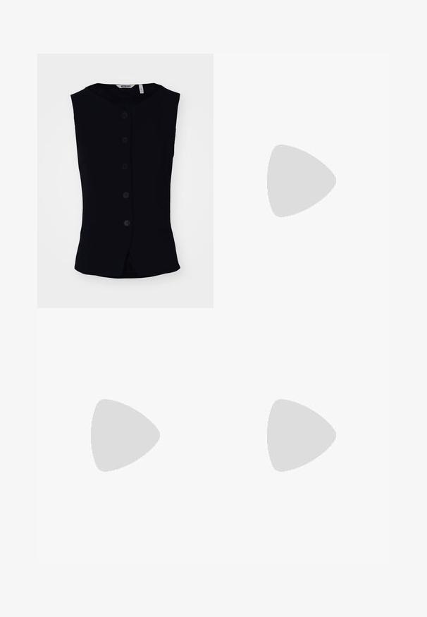 Weekday WAISTCOAT - Vesta - black; Černé tričko s krátkým rukávem vyrobené z bavlny. Má kulatý výstřih, volný střih a čistý lem bez viditelných vzorů nebo doplňků.; Bílé kalhoty s širokými nohavicemi vyrobené z lehké tkaniny, s elastickým pasem a stahovací šňůrkou pro nastavitelnou velikost. Hladká textura.; Černé platformové sandály s robustními podrážkami a několika řemínky, s kovovými sponami a hladkým koženkovým povrchem.