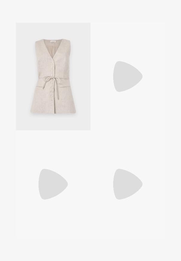 Haljina od bež lana bez rukava s V-izrezom, kopčanjem s gumbima sprijeda, remenom na struku i dva bočna džepa.; Pleteni pulover u zlatno smeđoj boji s mornarskom uzorkom na ramenu. Ima okrugli izrez i duge rukave, izrađen je od teksturiranog materijala.; Crne široke hlače napravljene od glatke tkanine, s visokim strukom, prednjim nabranjima i bočnim džepovima. Jednostavan dizajn bez ukrasa.; Smeđe kožne sandale s petom, s kvadratnom nožnom špicom, izrezanim stranama i blok petom. Imaju kopču na remenu oko gležnja.