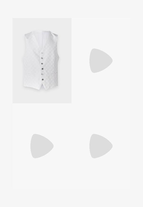 Weißes Weste mit strukturiertem Muster, sechs silbernen Knöpfen und zwei vorderen Taschen. Das Innere ist ebenfalls weiß und hat ein klassisches V-Ausschnitt-Design.; Weißes T-Shirt mit einem Grafikdesign eines roten Honda Civic, mit dem Text "CIVIC" und "SiR" in fettem Orange sowie beschreibendem Text unter dem Bild.; Dunkelgrüne weit geschnittene Jeans aus Denim mit Knopf- und Reißverschluss, Fronttaschen und Gürtelschlaufen, flach auf einem weißen Hintergrund ausgelegt.; Schwarzer Adidas Superstar Sneaker mit weißen Streifen, Schalenzehen und "Superstar"-Schriftzug an der Seite, im Seitenprofil auf weißem Hintergrund dargestellt.; Reisetasche mit einem karierten Muster in Grün, Gelb, Rot und Grau. Hergestellt aus Stoff mit zwei Griffen und einem verstellbaren Tragegurt.