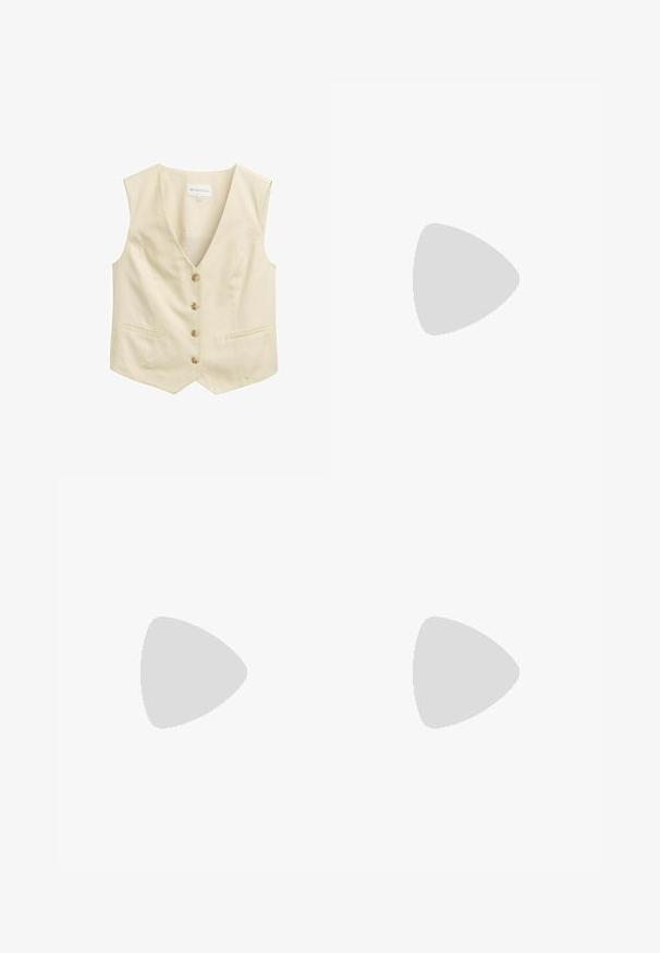 Beige ärmellose Weste mit V-Ausschnitt, fünf Knöpfen vorne, zwei Seitentaschen und einem glatten, strukturierten Stoff.; Weißes, enganliegendes Oberteil aus geripptem Stoff mit kurzen Ärmeln und gerafften Details an den Seiten für Textur und Form.; Weiße weit geschnittene Hose aus leichtem Stoff. Mit einem elastischen Bund und Kordelzug sowie Seitentaschen. Glatte Textur.; Hellrosa Wildleder-Sneaker mit weißen Streifen und Schnürsenkeln, ausgestattet mit einer strukturierten Zunge und einer Gummisohle, auf einem blauen Teppich platziert.