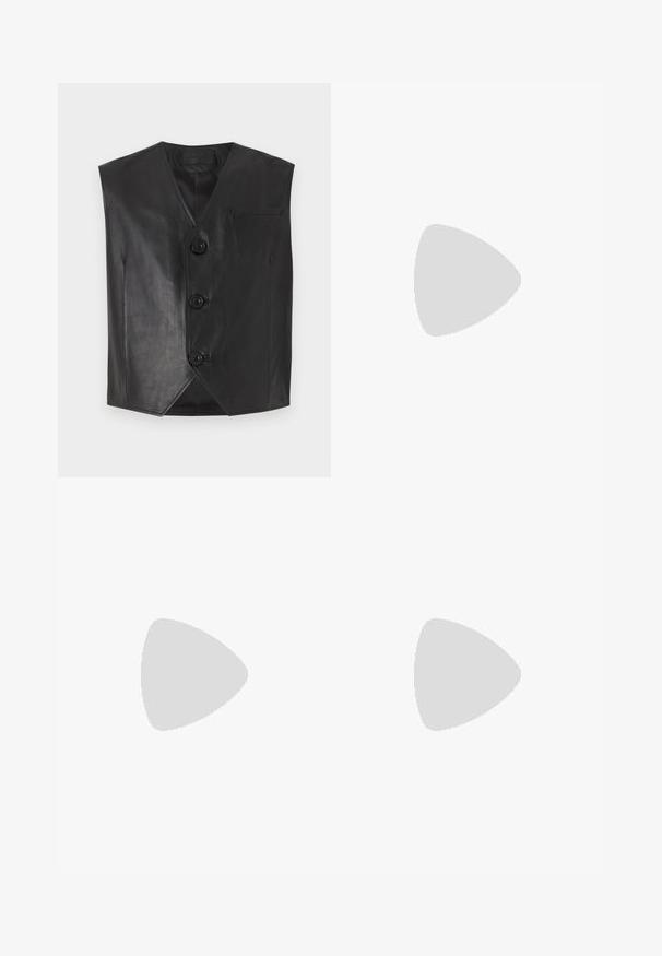 Gilet en cuir noir avec un design en V, comportant trois boutons à l'avant et une poche sur la poitrine. Texture lisse et coupe sans manches.; Haut thermique à manches longues blanc avec une texture côtelée, col ras du cou et poignets resserrés. Design épuré sans motifs ni accents supplémentaires.; STUDIO ID TOM TROUSERS LEATHER FRONT 2 BACK ZIP TROUSERS - Pantalon en cuir - nappa black; Stuart Weitzman CLUB CLASSIC PENNY LOAFER - Mocassins de ville - black