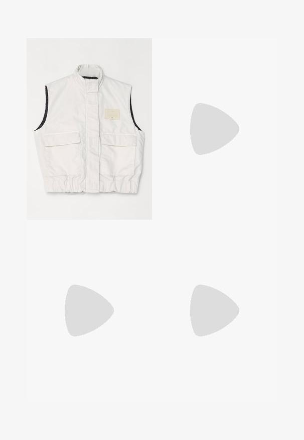 Gilet bianco senza maniche con colletto alto, due tasche frontali e un tessuto leggermente testurizzato. Include un'etichetta quadrata sul petto.; adidas Originals BREAK BACK - T-shirt con stampa - dark blue/bright red; Pantaloni in denim blu caratterizzati da una combinazione di tonalità di blu scuro e chiaro, con vita regolabile e una vestibilità ampia e morbida.; Scarpe scamosciate blu con strisce rosa e lacci bianchi, dotate di una suola in gomma, abbinate a pantaloni di denim larghi su una superficie verde.