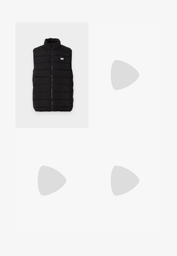 Sort puffer vest med høj krave, der har et vandret quiltet mønster, frontlynlås og et rektangulært logo mærke på brystet.; Kulgrå Adidas T-shirt med korte ærmer og en lille neon grøn grafik af højttalere, sol og Adidas-logo på venstre bryst.; Sorte træningsbukser i letvægtsstof med justerbar talje og hvide sidelister. Løs pasform med en glat overflade.; Sorte og hvide sneakers med en overdel i ruskind og læder, der har tre hvide striber, en perforeret tå og en sål i gummigummi.