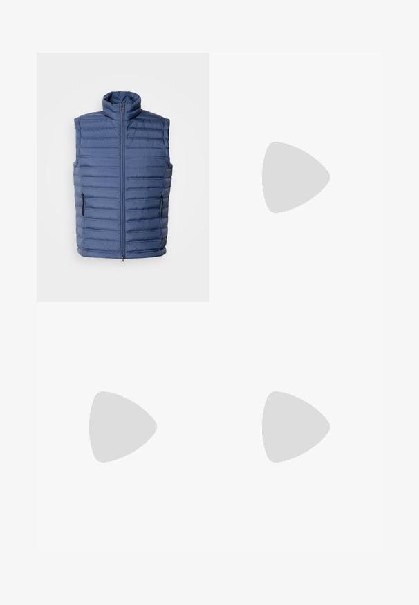 Ναυτικό μπλε επενδυμένο γιλέκο με ψηλό γιακά, πλήρη φερμουάρ και δύο πλαϊνές τσέπες. Διαθέτει οριζόντια ραφή και ελαφριά, απαλή υφή.; Μαύρο πουλόβερ σταυρωτό λαιμό, φτιαγμένο από μα�λακό υλικό, με μακριά μανίκια και εφαρμοστή γραμμή. Ριγωτή λεπτομέρεια στο τελείωμα και στους καρπούς. Απλός σχεδιασμός.; Ανοιχτό γκρι, ραμμένο παντελόνι από υφή ύφασμα, με μία τσέπη στο πίσω μέρος και καθαρή ραφή.; Μαύρο δερμάτινο παπούτσι με κορδόνια, με στρογγυλή μύτη, λεία υφή, ελάχιστη ραφή και χαμηλή καουτσούκ σόλα. Λογότυπο στη σόλα.