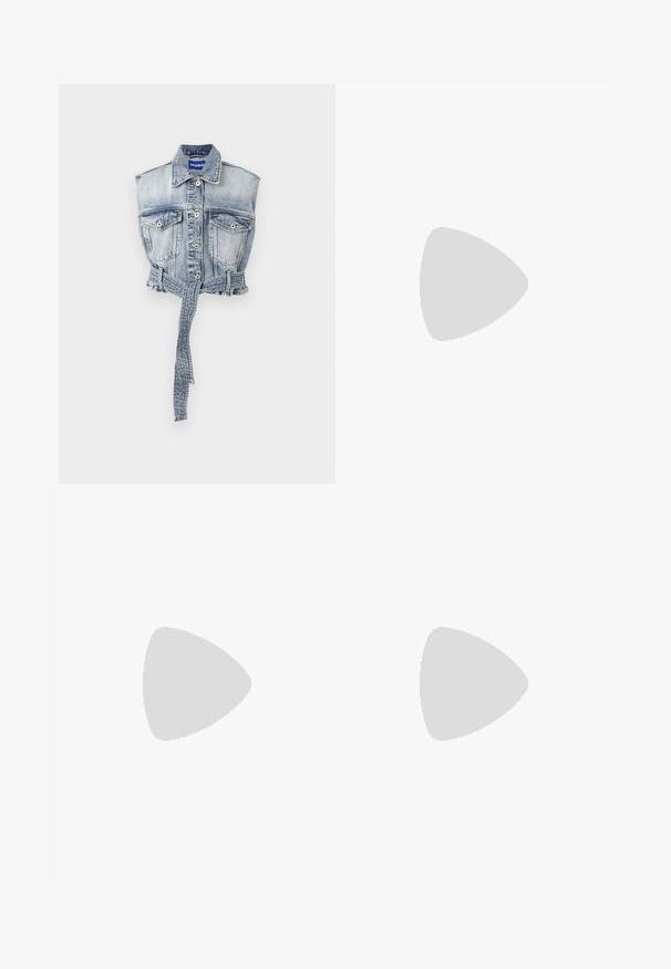 Gilet en denim bleu clair avec un design sans manches, poches avant, fermeture à boutons et une taille ceinturée avec un ourlet effiloché. L'étiquette de la marque est visible.; Débardeur crème en matière côtelée, ornée de lettres en bijoux noir et argent qui épellent "MUSE" sur le devant.; Shorts en denim blanc avec une coupe droite, des poches avant, une fermeture à bouton et une texture lisse et propre.; Baskets de course noires avec accents gris et matériau Gore-Tex. Équipées d'une semelle texturée à profil bas et d'un système de laçage rapide pour un ajustement sécurisé.