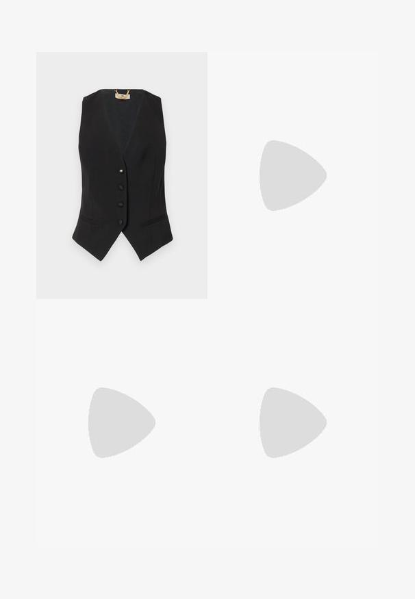 Gilet senza maniche nero con scollo a V, chiusura a cinque bottoni, tasche laterali e sottili righe a pinstripe. Tessuto liscio con una vestibilità strutturata.; T-shirt in cotone nero con scollo a V e maniche corte. Design semplice con vestibilità regolare, senza motivi o dettagli.; Pantaloni neri su misura con un design a gamba dritta, caratterizzati da una texture liscia e pieghe ben definite sul davanti. Senza hardware visibile.; Scarpa slingback nera con punta affilata e tacco basso, realizzata in pelle liscia e con un design a taglio laterale per favorire la traspirabilità.