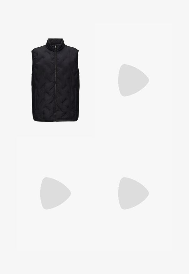 Schwarze Pufferweste mit hohem Kragen, stepptexturiert, durchgehendem Reißverschluss und seitlichen Taschen. Das Material ist weich mit einer glatten Oberfläche.; Schwarzes Langarm-T-Shirt aus Baumwolle. Verfügt über einen Rundhals, gerippte Bündchen und ein kleines rotes gesticktes Logo auf der Brust. Glatte Textur.; Schwarze Hose aus leichtem Material, mit einem elastischen Bund und einem integrierten grünen Gürtel, geradem Beinabschluss und seitlichen Taschen.; Beige Leder Sneaker mit runder Zehenpartie, minimalistischem Design, subtilen Nähten und strukturiertem Obermaterial auf einer hellen Sohle.