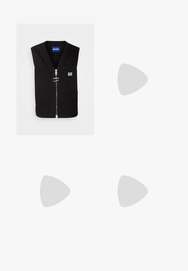 HUGO LUNUS - Liemenė - black; Juodas megztinis ilgomis rankovėmis, apvaliu iškirpimu, su priekiu pilku kvadratiniu logotipu, minkšta tekstūra, bei raukšlėtomis rankovėmis ir apačia.; Juodos krovinių kelnės, pagamintos iš medvilnės, laisvo kirpimo, su šoninėmis kišenėmis, mygtuko uždarymu ir tiesiomis kojomis. Paprastas dizainas, be raštų.; Juodas kulkšninis batas su lygiu paviršiumi, elastiniais šonų intarpais ir kontrastingu raudonu kilimėliu, turintis storą guminį pado ir apvalią nosį.