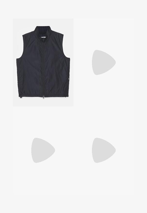 ASPESI EXCLUSIVE CINEMA CLUB  - Smanicato - black; EA7 Emporio Armani TRAIN CORE TEE - T-shirt basic - black; EA7 Emporio Armani TROUSER - Pantaloni sportivi - almond milk; Filling Pieces RIPPLE - Sneakers basse - black