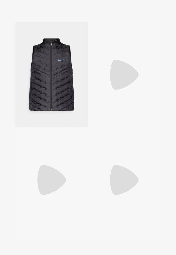 Schwarze Steppweste mit hohem Kragen, Frontreißverschluss und Seitentaschen. Verfügt über gestickte Muster und ein blaues Nike-Logo auf der Brust.; Schwarzes Nike Lauft-Shirt aus leichtem, atmungsaktivem Material, mit kurzen Ärmeln und einem kleinen weißen Logo auf der Brust.; Schwarze Sporthosen aus glattem Stoff, mit einem elastischen Bund, schmal zulaufenden Beinen und einem kleinen weißen Logo auf der linken Seite.; Schwarzer Sportschuh mit strukturiertem Obermaterial, weißem Nike-Warenzeichen und einer weißen Gummisohle. Verfügt über ein Schnürdesign und eine dynamische Form.