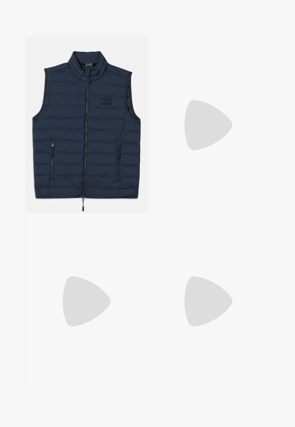 Tumesinise värvi puffer vest, millel on kõrge kaelus, esiippersuldamine ja kaks tõmblukuga küljetaskut. Pehme tekstuur ja horisontaalne tikandi muster.; Valge puuvillane T-särk, millel on ümmargune kaelus ja lühikesed varrukad, ning mille esiosal on kuldne EA7 Emporio Armani logo.; Mustad mustad lühikesed püksid, mis on valmistatud pehmest kangast. Omavad elastset vöökohta ja väikest kollast EA7 logo vasakul jalal.; Valge nahast tennis, millel on sile põhi, ümar varvas, lamedad nöörid ja tekstuuriline tall. Sisaldab diskreetset logo kontsaribal.