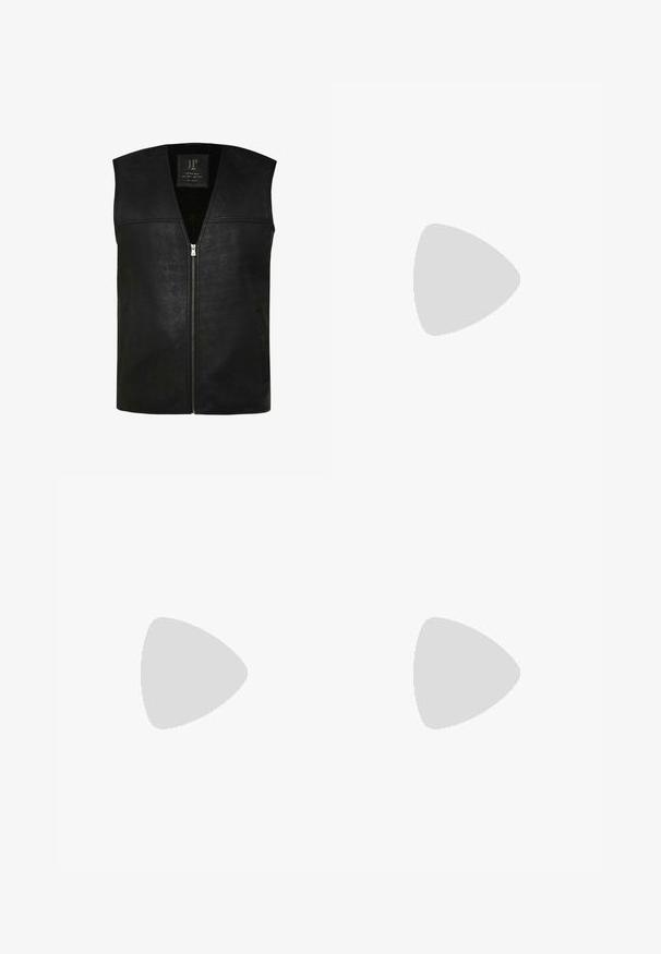 Schwarze Lederweste mit tiefem V-Ausschnitt, Frontreißverschluss und zwei Seitentaschen. Glatte Textur mit Nahtdetails entlang der Schultern.; Langärmliges, weißes T-Shirt aus weicher Baumwolle. Rundhalsausschnitt mit geraden Saumabschlüssen und ohne sichtbare Muster oder Grafiken.; Graue Jeans aus Denim mit geradem Schnitt, fünf Taschen-Design und Knopfleiste. Besitzt dezente Ausbleichungen und tonal abgestimmte Nähte.; Braune Leder-Cowboystiefel mit hohem Schaft, spitzem Zehenbereich, aufwendigen Stickmustern und kleinem Absatz. Strukturierte Oberflächenbeschaffenheit.