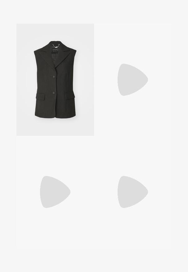 Schwarze ärmellose Blazerjacke aus strukturiertem Stoff. Besitzt einen Reverskragen, zwei frontale Taschen und eine Zwei-Knopf-Verschluss. Minimalistisches Design.; Weißes Baumwoll-T-Shirt mit Rundhalsausschnitt, kurzen Ärmeln, gerader Schnittführung und glatter Textur. Keine Muster oder Verzierungen.; Hellblaue Denim-Jeans mit slim fit, hoher Taille, Fünf-Taschen-Design, Gürtelschlaufen und Knopfverschluss.; Beige Sneakers mit dunkelgrünen Streifen, Gummisohle, Obermaterial aus Wildleder und Textil sowie neutralen Hardwareteilen, kombiniert mit braunen Socken auf einer hellblauen Oberfläche.; Goldfarbene Metall-Hoops mit einer geschwungenen, länglichen Form. Sie verfügen über eine glatte, glänzende Oberfläche und eine abgerundete Spitze für zusätzliche Details.