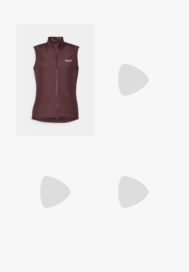 Gilet da ciclismo senza maniche di un profondo bordeaux. Realizzato in tessuto leggero con colletto alto, zip frontale completa e logo discreto sul petto.; Maglietta atletica nera realizzata in tessuto liscio, con un design anteriore annodato e un piccolo logo Nike bianco sul petto.; Leggings cropped neri realizzati in tessuto elasticizzato, con vita alta e texture liscia, senza motivi o componenti visibili.; Sneakers neri Nike con tomaia in maglia testurizzata, caratterizzati da un logo swoosh grigio, abbinati a calze scure a coste. Suola in gomma piatta.